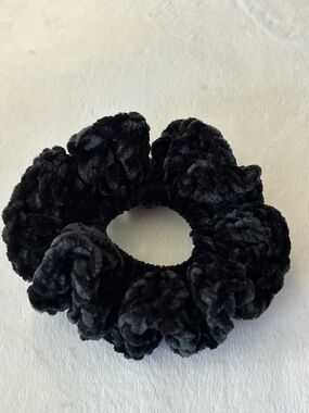 Plush Ruffled Velvet Scrunchie - Black